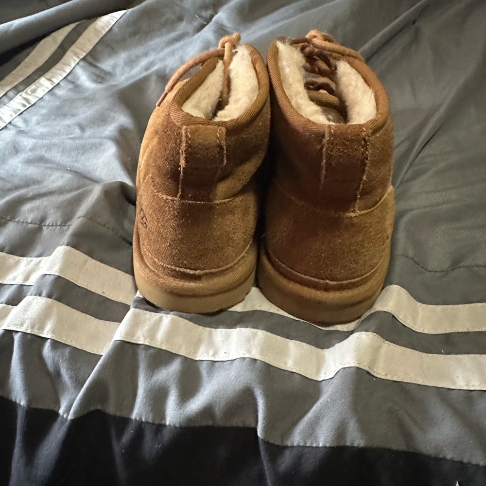 Chestnut laced Uggs - Picture 2 of 3